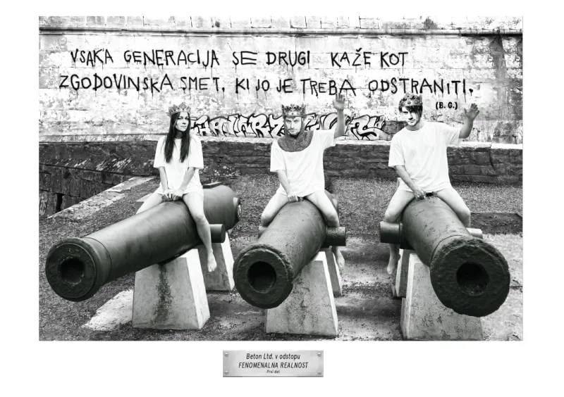 Izvajalci in avtorji predstave Katarina Stegnar, Primož Bezjak in Branko Jordan sedijo na treh velikih topovih, oblečeni so v bele majice, na glavi pa imajo krone, za njimi je zid, na katerem je grafit: Vsaka generacija se drugi kaže kot zgodovinska smet, ki jo je treba odstraniti.