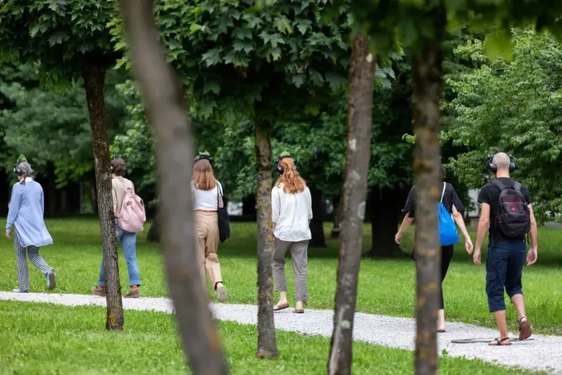 Ljudje na sprehodu s slušalkami 